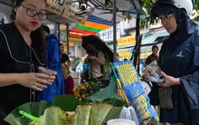 Tết Đoan Ngọ 2024: Rượu nếp cháy hàng, vải thiều và mận hậu đội giá