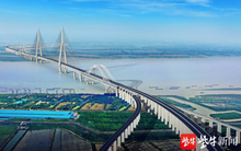 Trung Quốc chính thức nối xong đại công trình ‘3 trong 1’ lơ lửng giữa trời vỏn vẹn trong 5 năm khiến thế giới kinh ngạc: Trụ cao ngang toà nhà 100 tầng, móng có diện tích bằng 13 sân bóng rổ