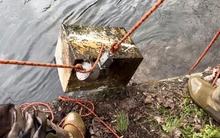 Kỳ lạ dây câu cứ bị hút xuống đáy hồ, nặng trịch không thể kéo lên, dân làng thuê người lặn xuống: Bất ngờ phát hiện "kho báu cổ" ước tính hơn 2,5 tỷ đồng