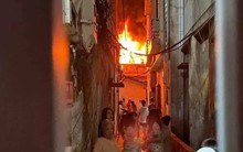 Cháy nhà trong đêm ở ngõ Trại Cá (Hà Nội), nghi do chập điện