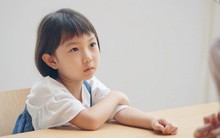 Cha mẹ càng "than khóc" điều này bao nhiêu, con lớn lên càng tự ti và dễ nghèo khổ bấy nhiêu