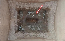 Mộ cổ 2.400 năm tuổi bị đào bới, chuyên gia vừa khai quật đã mừng húm vì những thứ tên trộm bỏ qua