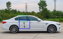 Vì sao kính cửa sổ phía sau trên một số ô tô không thể hạ xuống hết?