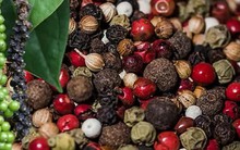 Giá hồ tiêu "chệch" quy luật, tăng giảm chóng mặt