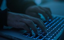 Lo ngại toàn cầu gia tăng về việc sử dụng AI trong sản xuất tin tức và thông tin sai lệch