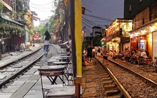 Công an đang truy tìm cô gái lao ra đầu tàu đang chạy để chụp ảnh, quán cà phê bị phạt 7,5 triệu đồng