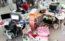 ‘Chúng tôi như bánh răng bị mài mòn’ - Lời kêu cứu của nạn nhân văn hoá làm việc 996: Phải họp nửa đêm, dễ rơi vào trầm cảm, không được tương tác xã hội