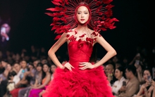 Hoa hậu Bảo Ngọc hóa 'hoa nở trong sương' trong bộ đầm mất 7 ngày đêm để hoàn thành, sử dụng đến 400m vải lưới 