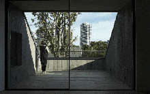 Sau khi mẹ đột ngột qua đời, 3 anh chị em đã cùng nhau xây dựng lại ngôi nhà cũ rộng 1.200m2, tái hiện thực ký ức thời thơ ấu