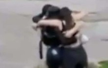 Ý: Xót xa hình ảnh ba người ôm chặt nhau trước khi bị lũ cuốn