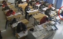 Một nam sinh trong phòng thi bất ngờ dùng tẩy xóa hết đáp án đã điền, giám thị liếc nhìn một cái lập tức báo cảnh sát