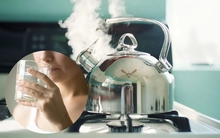 Nước uống có "hết hạn" không? Bác sĩ nhấn mạnh: uống 2 loại nước này là "tự nuôi dưỡng" tế bào ung thư