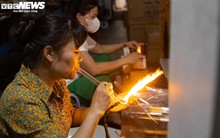 Nghề mưu sinh độc đáo ở Hà Nội: 'Ôm' lò lửa giữa nắng nóng để 'thổi' ra tiền