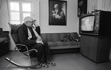 Đang ngồi xem, TV bỗng phát nổ: Hàng triệu người ở đây chỉ xem TV thôi mà có thể thiệt mạng bất kỳ lúc nào