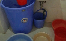 Mải đứng nói chuyện, cô giữ trẻ sơ suất để cháu bé 2 tuổi ngã vào xô nước tử vong