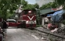 Vụ xế hộp bị tàu hoả đâm nát đầu ở Hà Nội: Chủ xe có được bồi thường bảo hiểm?