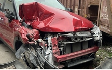 Ô tô bị tàu hỏa hất văng: Ngoài thiệt hại nghiêm trọng, tài xế còn bị phạt gì?