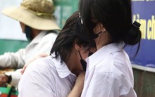 Đề Toán vào lớp 10 TP.HCM khó, thí sinh ôm nhau khóc nức nở