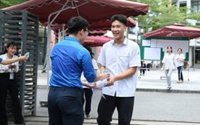 Hết giờ làm bài môn Văn thi vào lớp 10 Hà Nội 2024: Thí sinh "tươi như hoa" vì đề vừa sức