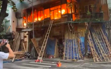 Cháy quán cà phê ở phố cổ Hà Nội