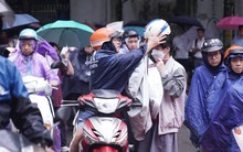 Thi vào lớp 10 Hà Nội 2024 buổi cuối cùng: Thí sinh "đội mưa" tới trường thi