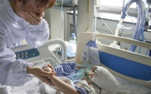 3 người một nhà cùng phát hiện ung thư tuyến tụy, người cha bật khóc: "Tôi đã xem nhẹ 1 cảm giác của con"