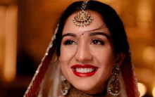 Con dâu tỷ phú giàu nhất châu Á đeo kim cương trĩu cổ trong ngày cưới