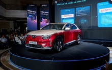 VinFast VF 8 của ông Phạm Nhật Vượng có thêm bản Lux: Phối màu ấn tượng hơn, trợ lý ảo Vivi có AI tạo sinh - khách thích nâng cấp được mua lại bản cũ giá tối đa 90%