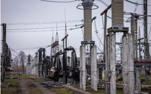 Người dân Ukraine chật vật trong cái nóng thiêu đốt giữa khủng hoảng lưới điện