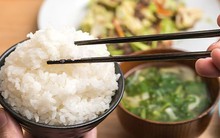 Ăn cơm khô hay cơm chan canh tốt cho sức khỏe hơn? Chuyên gia đưa ra câu trả lời bất ngờ