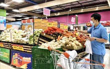 Nhà bán lẻ bình ổn, không để lương tăng, giá tăng