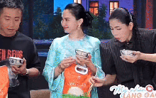 Hằng Du Mục "flex" lượng gạo khổng lồ đã bán trong livestream, tiếp tục kêu gọi ủng hộ Quang Linh Vlogs