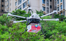 Độc - Lạ - Xịn Trung Quốc: Không gửi thư hay email, trường đại học chuyển giấy báo trúng tuyển đến học sinh bằng máy bay không người lái