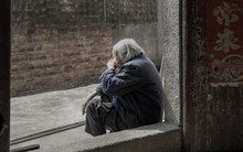 Mỗi tháng biếu mẹ 30 triệu đồng, sau đám tang tôi phát hiện tài khoản của bà trống trơn: Chỉ biết câm lặng trước danh tính người thừa hưởng