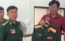 Thu giữ nhiều phong bì tiền của đối tượng giả danh Thượng tướng quân đội và ‘trợ lý’