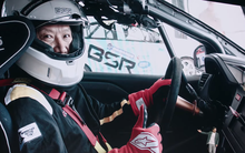 Mong muốn hiểu rõ về xe trước khi sản xuất, CEO Xiaomi Lôi Quân từ bỏ tài xế riêng để tự lái, học lấy bằng lái xe đua: "Phải hiểu và yêu thích công việc thì mới làm tốt được"