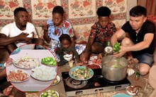 Lẩu gà bò Việt Nam có mặt ở châu Phi, người dân lần đầu thưởng thức đưa ra nhận xét ngỡ ngàng