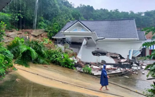 Sập biệt thự sau trận mưa lớn kéo dài ở Hà Nội, gia đình 7 người hoảng loạn tháo chạy