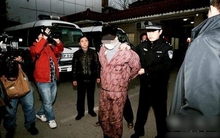 Thấy hàng xóm thất nghiệp quanh năm bỗng mua nhà mua xe, đêm nào cũng tiệc tùng ầm ỹ, bèn báo cảnh sát: Công nghệ đặc biệt được áp dụng, đường dây 11 kẻ bị bắt giữ