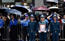 Người dân đổ ra đường chờ đợi tiễn biệt Tổng Bí thư Nguyễn Phú Trọng