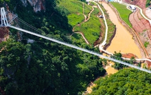 Cầu kính đi bộ dài nhất thế giới nằm ngay ở miền Bắc Việt Nam: Dài chưa tới 1km, nhiều người không dám đi