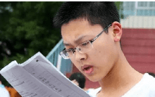 Nam sinh vui mừng vì nhận giấy báo trúng tuyển đại học: Đọc nội dung, bố mẹ khuyên sang năm thi lại