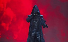 Ca sĩ sở hữu ca khúc "còn đẻ là còn hot", được đồn "nằm không cũng thu được 2 tỷ đồng/năm": 49 tuổi khiến khán giả trẻ bùng nổ vì điều này