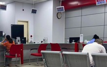 Hết cảnh đông nghịt người chờ xác thực sinh trắc học ở ngân hàng