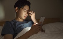 Chàng trai 23 tuổi bất ngờ đột quỵ khi đang chơi điện thoại: BS "rùng mình" chỉ ra yếu tố tăng nguy cơ