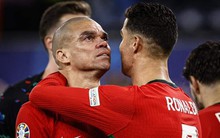 Pepe tuổi 41 tựa vai Ronaldo 39 tuổi oà khóc như một đứa trẻ: Mỏi chân rồi mình dừng lại thôi