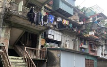 Bên trong khu tập thể hơn 50 tuổi xuống cấp, rung lắc mỗi khi xe chạy qua