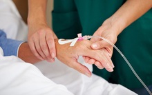 Người phụ nữ 59 tuổi đau âm ỉ ở cổ, đi khám phát hiện gãy xương cổ, tá hoả hơn khi biết mắc UNG THƯ, thời gian sống bị rút kiệt