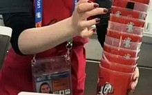 Đi xem Euro, cậu bé chớp cơ hội kiếm tiền khiến người lớn 'lác mắt'