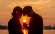 Hoàng hôn Hồ Tây mùa này đẹp da diết, mặc thời tiết đang "khó chịu vô cùng"